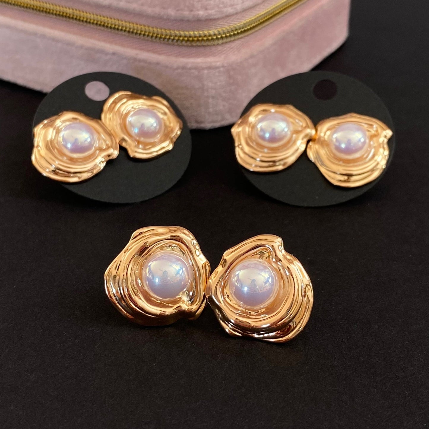 Golden Pearl – Apzeltīti auskari ar pērļu akcentu – apzeltītas rotaslietas | Tavas Rotas