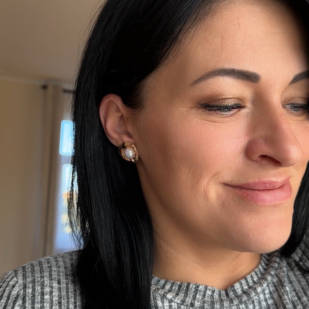 Golden Pearl – Apzeltīti auskari ar pērļu akcentu – apzeltītas rotaslietas | Tavas Rotas