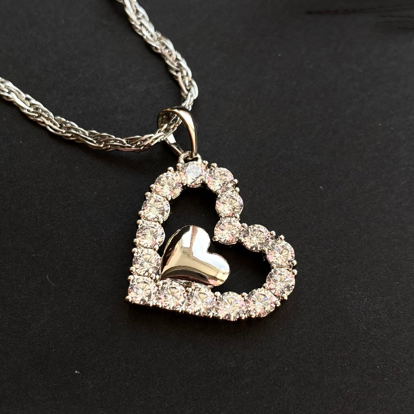  - Heart Glow – Kaklarota ar mirdzošu sirds kulonu - 3