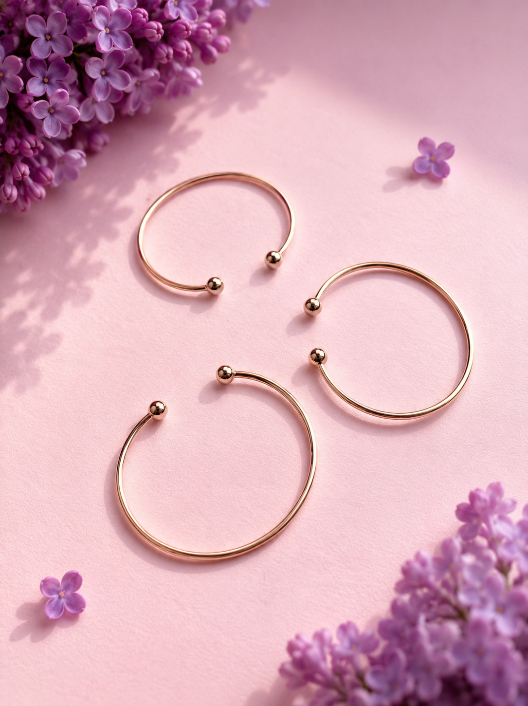 Tija – 18k apzeltīta bangle rokassprādze ar bumbiņu galiem