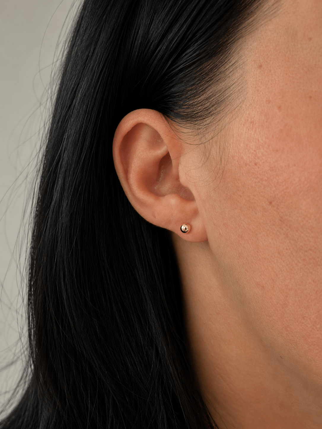 Inese – 18k apzeltīti nagliņu auskari ar bumbiņu (4mm) apzeltītas rotaslietas sievietēm
