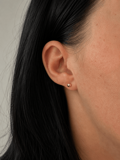 Inese – 18k apzeltīti nagliņu auskari ar bumbiņu (4mm) apzeltītas rotaslietas sievietēm