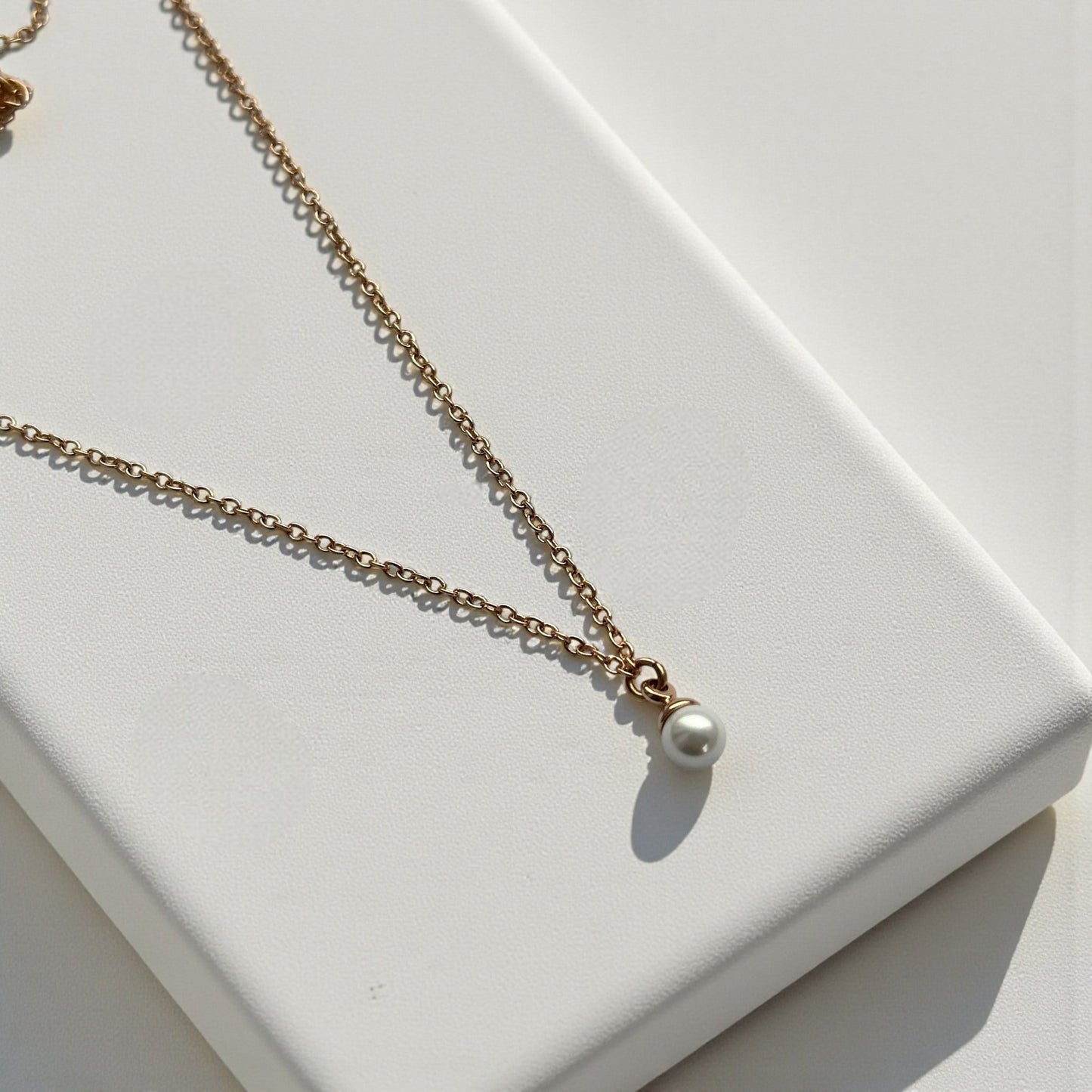 Mini Pearl – Apzeltīta kaklarota ar mazu pērli – apzeltītas rotaslietas | Tavas Rotas