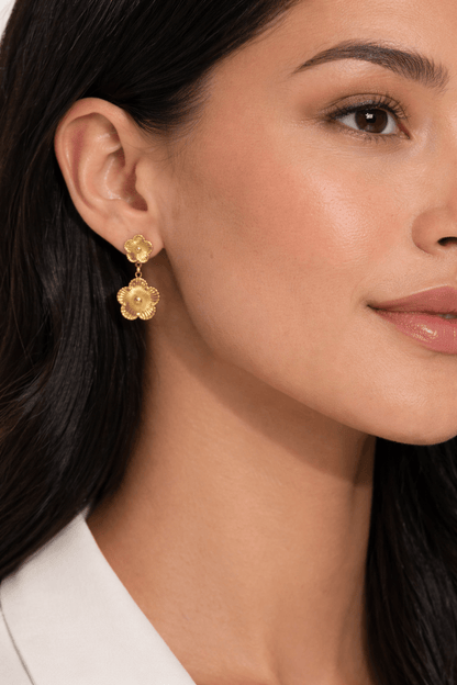 Nerūsējoša tērauda nokareni auskari ar puķītēm - 18k - apzeltita - rotas