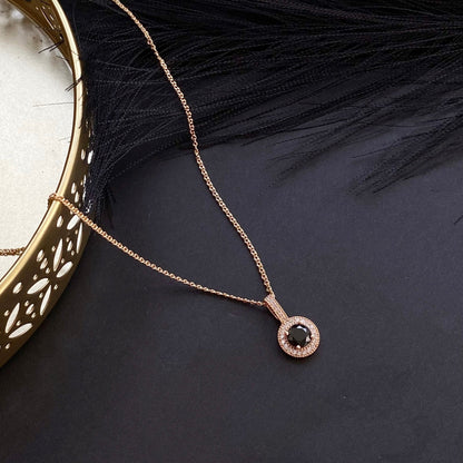  - Noir Halo – Melna kristāla kaklarota ar mirdzošu ietvaru - 2