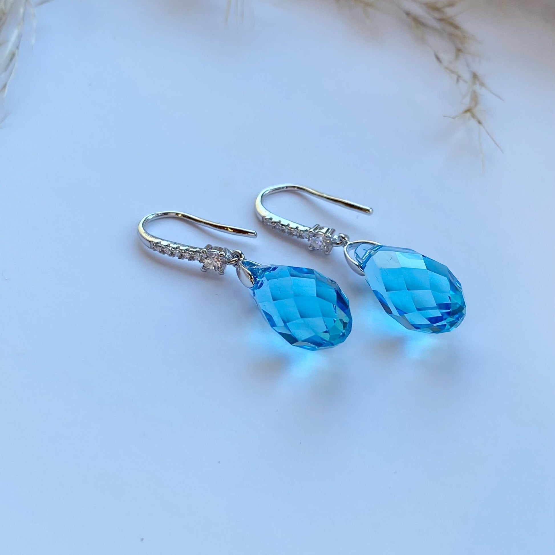 Nokareni auskari ar zilu kristālu – apzeltītas rotaslietas | Tavas Rotas