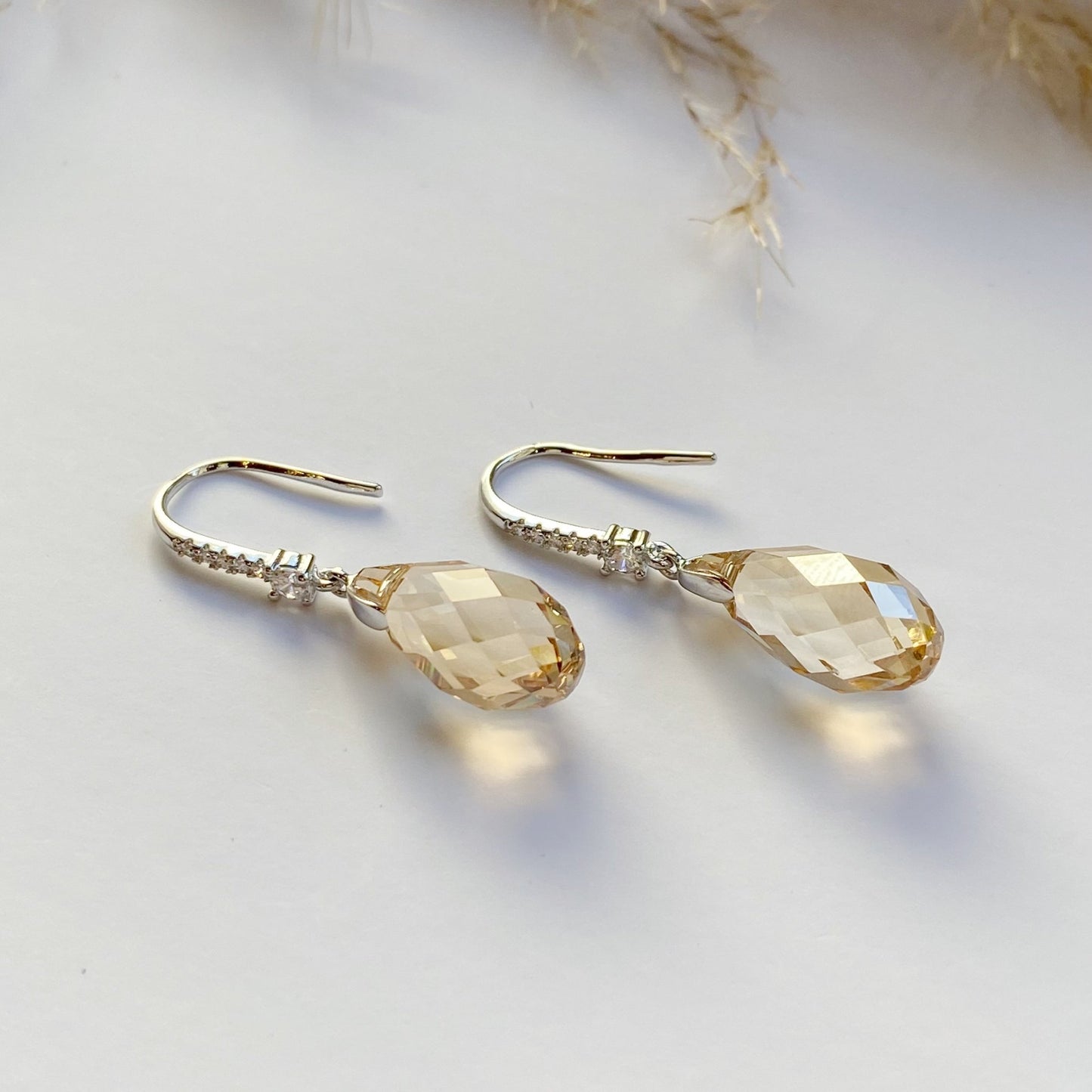 Nokareni auskari ar zilu kristālu – apzeltītas rotaslietas | Tavas Rotas