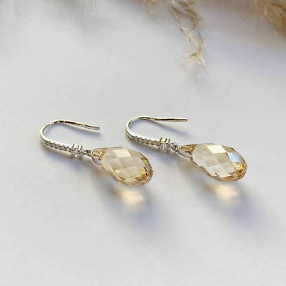 Nokareni auskari ar zilu kristālu – apzeltītas rotaslietas | Tavas Rotas