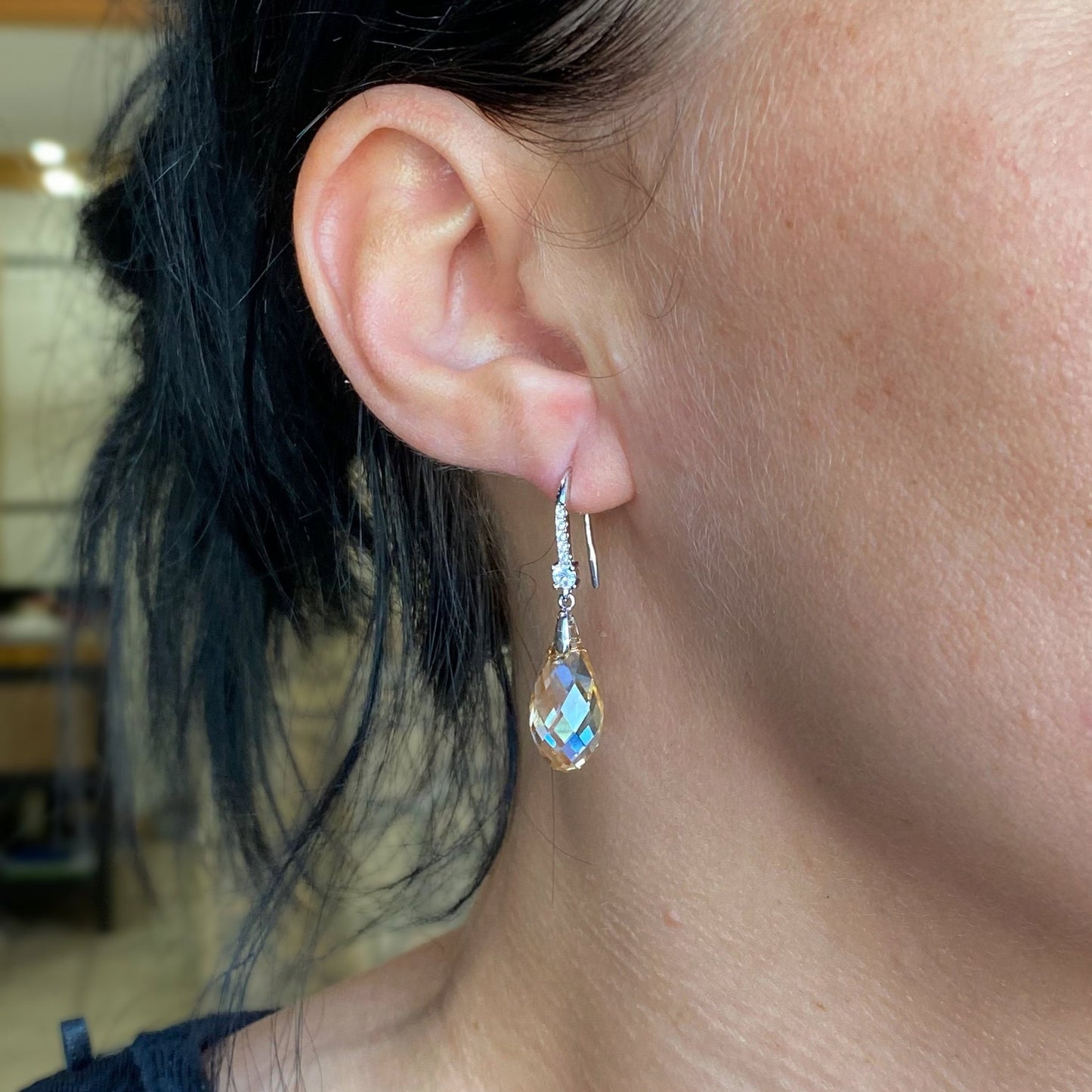 Nokareni auskari ar zilu kristālu – apzeltītas rotaslietas | Tavas Rotas