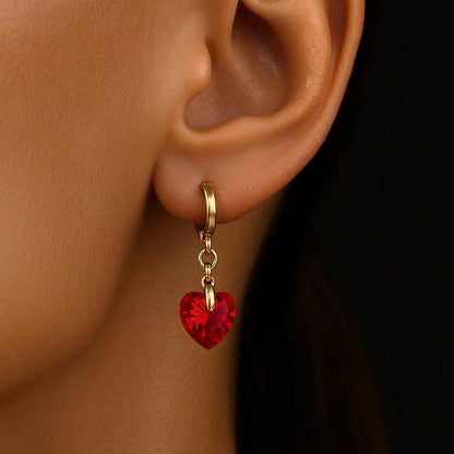 Ruby Heart – Apzeltīti auskari ar sarkanu sirdi – apzeltītas rotaslietas | Tavas Rotas