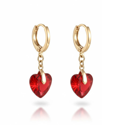 Ruby Heart – Apzeltīti auskari ar sarkanu sirdi – apzeltītas rotaslietas | Tavas Rotas