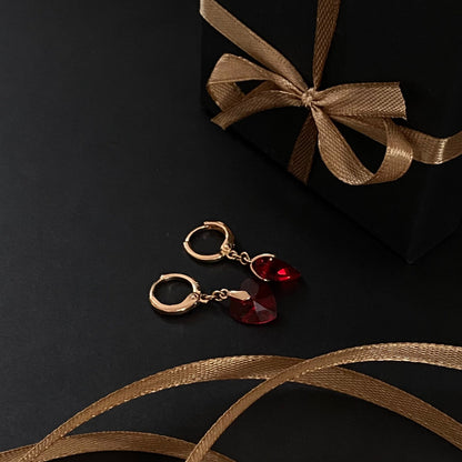 Ruby Heart – Apzeltīti auskari ar sarkanu sirdi – apzeltītas rotaslietas | Tavas Rotas