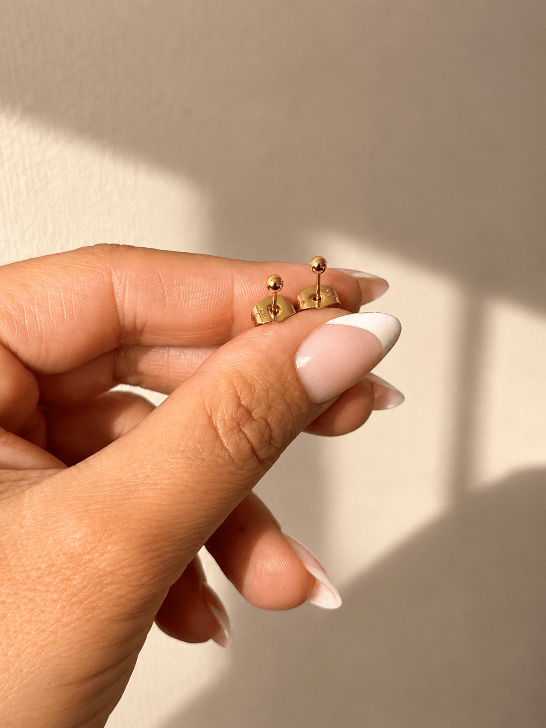 Zane – 18k apzeltīti nagliņu auskari ar bumbiņu (3mm) apzeltītas rotaslietas sievietēm